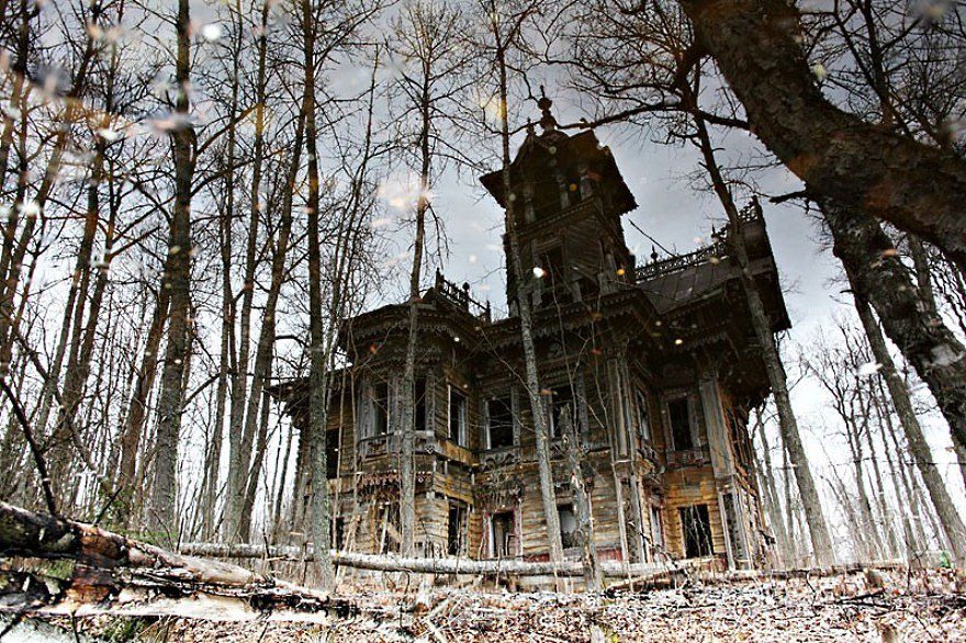 haunted-house-in-the-woods